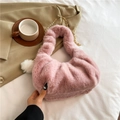 Bolso de mano de peluche rosa tipo nube con cadena dorada y pompón blanco suave - Rosa