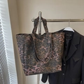 Grande borsa tote in tela con stampa leopardata viola e doppi manici robusti - Marrone
