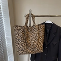 Borsa tote in tela con stampa leopardata di grande capacità appesa a un gancio - Marrone