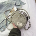 Borsa rotonda a tracolla in denim grigio lavato con borchie e cinturino - Grigio chiaro