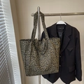 Grande borsa tote in tela con stampa leopardata su appendiabiti in acciaio inox - Verde