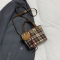 Borsa a tracolla scozzese marrone con toppa cane e ciondolo orso su sfondo di vestito - Marrone a Quadri