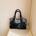 Borsa tote vintage in denim blu e ecopelle nera con dettagli in borchie metallo - Blu
