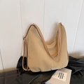 Elegante borsa tote albicocca scuro in tela opaca con spallacci in pelle su pelle nera - Cachi
