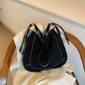 Retro schwarze matte Hobo-Tasche mit Kontrastnähten und gewebten Kanten für Damen - Schwarz