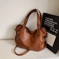 Borsa tote marrone vintage con trama in pelle morbida e dettagli di rivetti in argento - Marrone