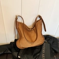 Retro große Shopper Tasche aus dunkelkamelfarbenem Wildleder mit geflochtenen Kanten - Dunkelbraun