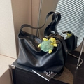 Schwarze Retro-Hobo-Tasche in Übergröße mit kleinem Plüsch-Schildkröten-Anhänger - Schwarz mit Anhänger