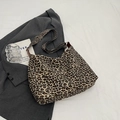 Borsa tote in tela leopardata con tracolla larga regolabile su un blazer grigio - Stampa Leopardata Cachi