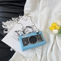 Borsa a tracolla blu a forma di macchina fotografica con foulard a fiori e catena - Blu