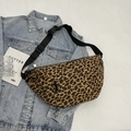 Marsupio in tela con stampa leopardata e tracolla nera su una giacca di jeans - Leopardo Marrone