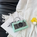 Borsa a tracolla verde chiaro a forma di macchina fotografica con foulard di seta - Verde