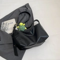 Grande borsa hobo in pelle nera con tracolla regolabile e ciondolo a forma di tartaruga verde - Con Ciondolo / Nero