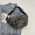 Marsupio con stampa leopardata e tracolla regolabile su una giacca di denim - Stampa Leopardata Bianca