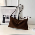 Borsa a spalla minimalista in pelle scamosciata marrone scuro con tracolla sottile e zip - Marrone