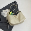 Borsa hobo bianco crema con texture litchi e ciondolo di peluche verde decorativo - Con Ciondolo / Bianco Sporco