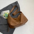 Elegante borsa a tracolla in pelle marrone con texture litchi e ciondolo tartaruga - Con Ciondolo / Marrone