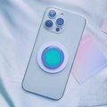 Makroaufnahme einer kreisförmigen magnetischen Handyhalterung auf einem blauen Smartphone - Rund Blau-Blau Farbverlauf