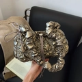 Bolso nube plisado en bronce metálico con cierre de cordón y acabado de textura brillante - Dorado
