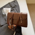 Retro-Umhängetasche aus braunem Leder mit Goldnieten und süßem Bärenanhänger - Braun