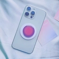Detail der pink-violetten Magnetscheibe auf blauem Handy mit Seidenstoff-Hintergrund - Rund Purpurrot Farbverlauf