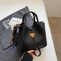 Elegante borsa a secchiello in pelle nera con logo dorato e ciondolo nappa intrecciata - Nero