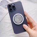 Gros plan du support magnétique argenté scintillant pour téléphone sur coque iPhone violette - Support Magnétique / Paillettes Argentées