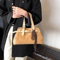Borsa tote in camoscio cammello con fibbia a cintura e ciondolo a forma di cioccolato - Con Ciondolo / Cachi