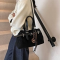 Borsa tote in camoscio nero opaco con cinturino in pelle e pendente a nodo in resina - Con Ciondolo / Nero