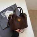 Secchiello marrone scuro con logo a triangolo dorato e tracolla in pelle regolabile - caffè