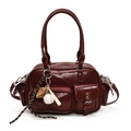 Sac bowling rétro en cuir PU rouge foncé avec texture brillante et breloques sport - Avec pendentif baseball / Rouge