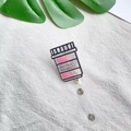 Dettaglio porta badge in acrilico con sabbia mobile rosa e design boccetta medica - Stile Flacone Promemoria Farmaci Quicksand Rosa (4)