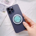 Détail du support MagSafe vert menthe pailleté fixé au dos d'un iPhone violet - Support Magnétique / Paillettes Bleu Ciel