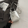 Mini borsa a mano argento metallizzato con ciondolo a cuore e finitura testurizzata - Argento