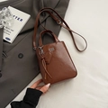 Borsa a tracolla quadrata in pelle marrone lucida con manico e ciondolo a cuore - Marrone