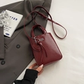 Piccola borsa quadrata rosso scuro lucido con ciondolo a cuore e tracolla sottile - Rosso