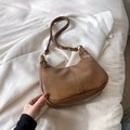 Borsa sottobraccio in pelle cerata marrone vintage con tracolla regolabile e anelli d'oro - Marrone