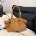 Sac cabas marron en cuir mat avec côtés plissés et boucle dorée sur un canapé - Petit (2043) / Marron
