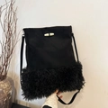 Borsa a secchiello in finta pelle scamosciata nera con pelo e bottone in corno - Nero
