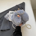 Sac lapin en peluche grise avec bandoulière perle et écusson carotte pour l'automne - Gris