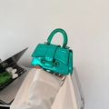Mini borsa a mano verde brillante in vernice metallizzata con catena rimovibile - Verde