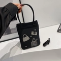 Borsa a tracolla in nylon nero con toppe in strass, borchie e cinturino regolabile - Motivo a Borsa