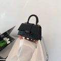 Mini borsa a mano in vernice nera lucida con tracolla a catena a sfere d'argento - Nero