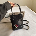 Borsa a busta nera con ciondoli a rossetto in strass e tracolla regolabile trendy - Motivo a Rossetto
