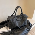 Dunkelgraue Boston-Tasche in Mattoptik mit Doppelgriffen und verstellbarem Gurt auf Leder - Schwarz