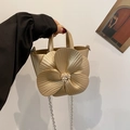 Bolso dorado champán con diseño floral en 3D y correa de cadena plateada - Dorado