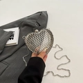 Minimalistische zilveren hartvormige clutch met geweven rasterstructuur en metalen ketting - Zilver