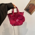 Bolso saco rojo rosa vibrante con una gran flor en 3D y correa de cadena de plata - Rosa Rojo