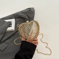 Elegante pochette a cuore in maglia metallica dorata con tracolla e chiusura a sfera - Oro