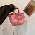 Bolso rosa creativo con forma de flor, textura de pétalos y cadena de metal plateada - Rosa
